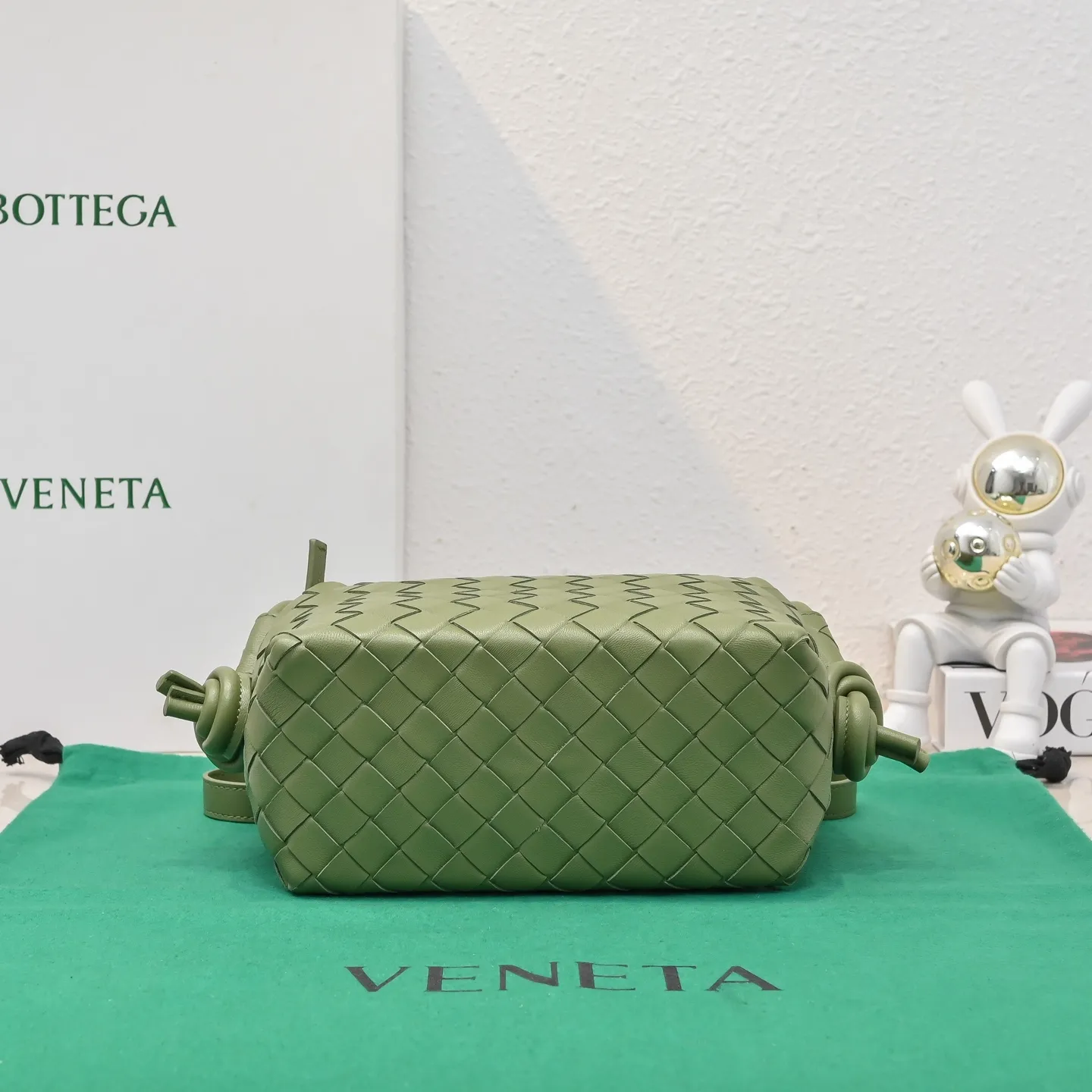 Batch 1360 BOTTEGA VENETA new loop is here! ! Many girls who like BV have owned the Loop bag. It has a simple appearance, classic weaving, and a compact and lightweight bag shape. This innovation continues the "camera bag" shape. Unlike the traditional Loop bag, which can only be worn as a crossbody bag, this innovation It can be carried by hand or cross-body, satisfying both the concave shape and daily needs. The oversized buckle can be folded and used as a handle. The sultry heat in summer ☀️ usually reduces people's desires. Having a lightweight bag will greatly enhance the happiness of traveling🫧 Style number: 6615 Size: 19*12*9cm